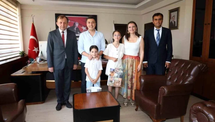 Karacasu Şehitleri Ortaokulu öğrencisi İpek Nas, kendi yazdığı öykü kitabını Kaymakam Mehmet Gündoğdu’ya takdim etti