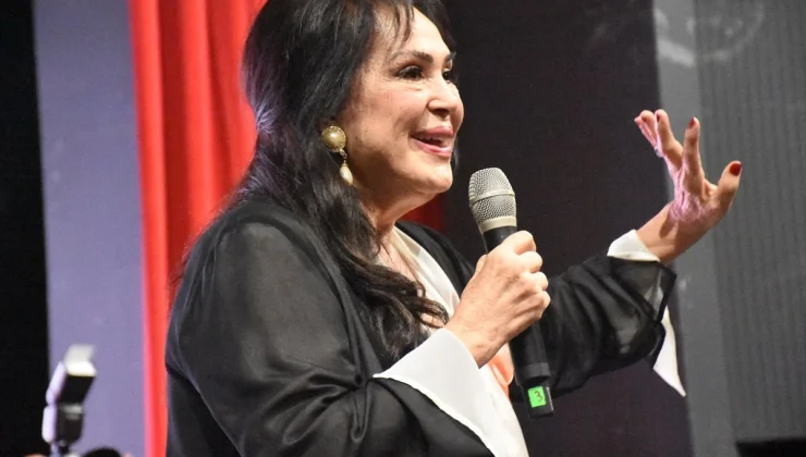 Türkan Şoray, Van’da sevenleriyle buluştu