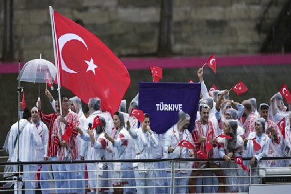 Fransa’da tarihi anlar! 2024 Olimpiyat Oyunları’nın açılışı Sen Nehri’nde gerçekleştirildi