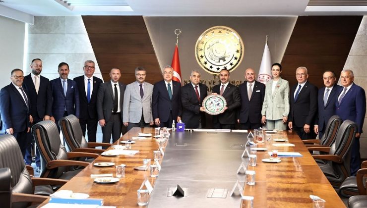 ADÜ Rektörü Bülent Kent ve beraberindeki heyet Sanayi ve Teknoloji Bakanı Mehmet Fatih Kacır’ı Makamında Ziyaret Etti