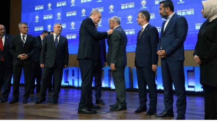 Erdoğan Rozetlerini Taktı: İşte AK Parti’ye Geçen Belediye Başkanları ve Milletvekilleri