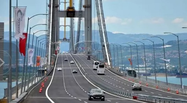 Köprü ve otoyol geçişlerine ortalama yüzde 40’a yakın zam yapıldı.