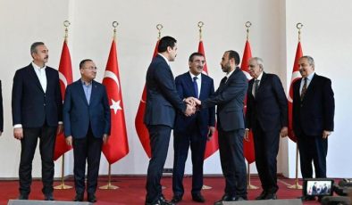 6 yıllık küslük böyle sona erdi! Tarihi törende önemli bir kişi eksik