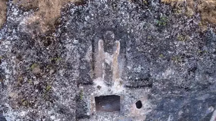 Adıyaman’da 1700 Yıllık Kadın Kabartmalı Mezar Bulundu