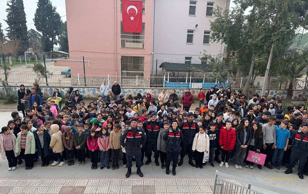 Trafik Jandarması tarafından öğrencilere emniyet kemerinin önemi ile ilgili bilgilendirme yapıldı