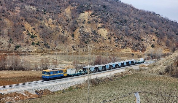 DEMİRYOLLARINDA DEPREMİN İZLERİ SİLİNİYOR