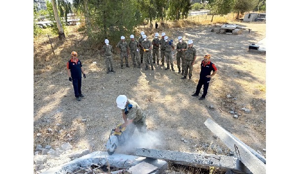 Komandolara enkazda arama kurtarma eğitimi verildi