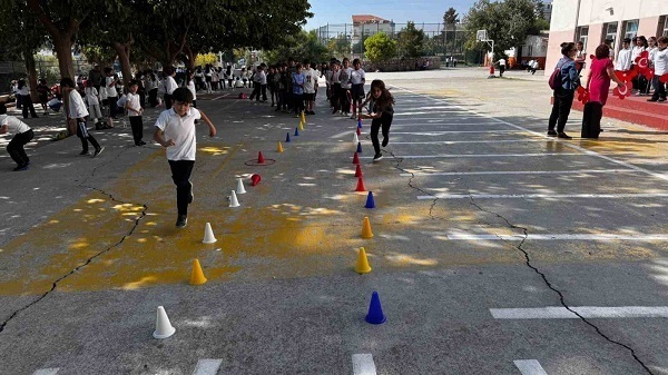 Çocuklar hem eğleniyor hem sporu seviyor