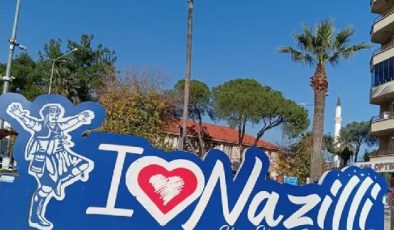 NAZİLLİ’NİN GENÇ DAVULCUSU GELENEĞİ DİJİTALE TAŞIDI: HEM TOKMAĞI SALLIYOR HEM TAKİPÇİ TOPLUYOR!