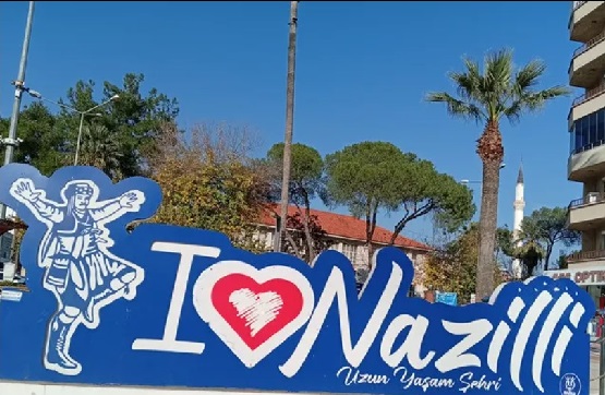 NAZİLLİ'NİN GENÇ DAVULCUSU GELENEĞİ DİJİTALE TAŞIDI: HEM TOKMAĞI SALLIYOR HEM TAKİPÇİ TOPLUYOR!