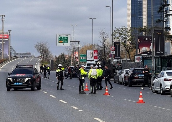 İstanbul Levent’te Polis Noktasına Silahlı Saldırı: 3 Terörist Etkisiz Hale Getirildi